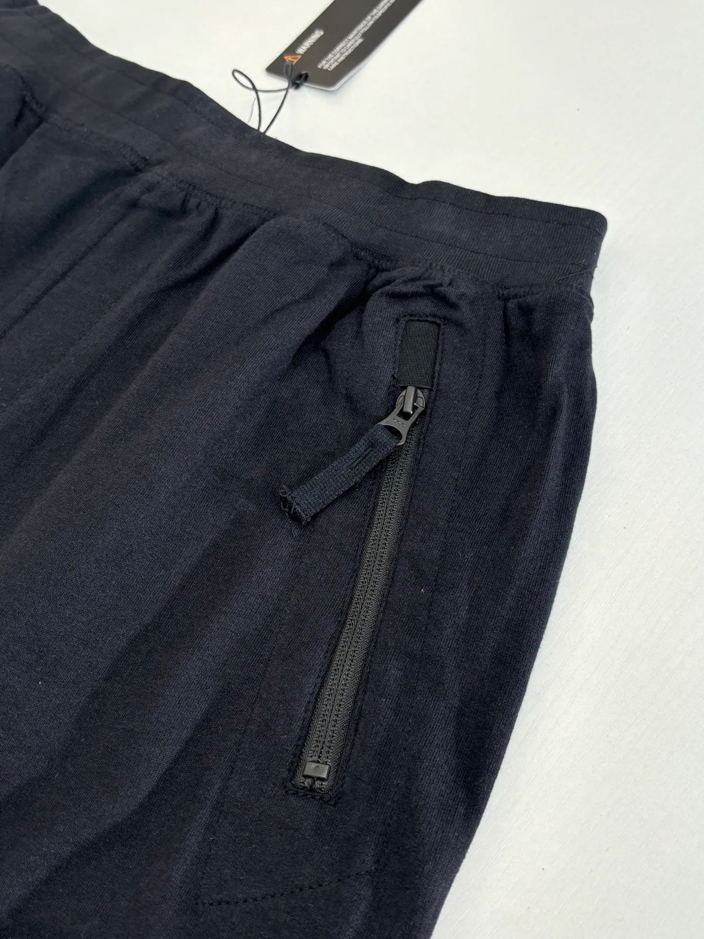 P410 STONE ISLAN*/Stone Island 25FW new organic cotton elastic waist brushed plus velvet sweatpants. Elastic waistband, equipped with invisible drawstring, easy to adjust the size of the pants. Standing hand pockets and back snap patch pocket design. There is a removable ST green badge on the outer seam. The trouser legs are elastic cuffs. The loose fit is nice and casual, and the fabric is comfortable and soft.  Size：S/M/L/XL